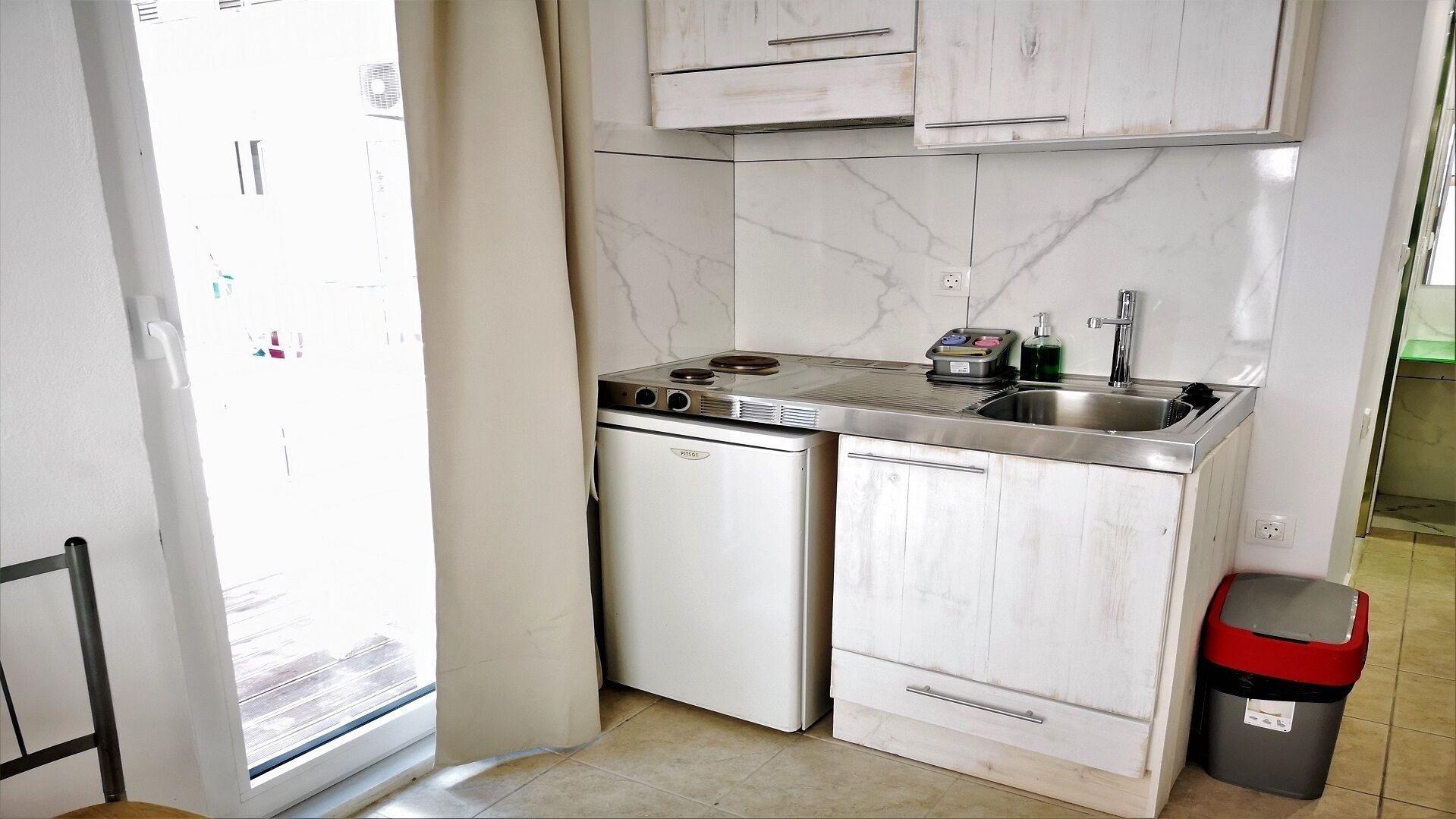 Fridge, coffee/tea maker, electric kettle, toaster