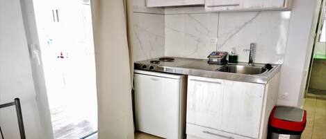 Fridge, coffee/tea maker, electric kettle, toaster