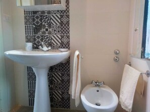 Shower, free toiletries, hair dryer, bidet - Nunziata House (Mineo)