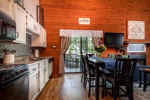 Fridge, microwave, oven, stovetop - Cozy Ozarks Escape Near Branson ~ Perfect for Couples & Families (Branson)