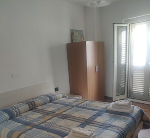 2 quartos, ferros/tábuas de passar roupa, berço de viagem