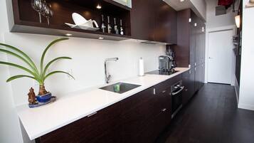 Coffee/tea maker, fridge, microwave, oven