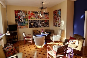 Televisor, reproductor de DVD, taula de tennis de taula i llibres