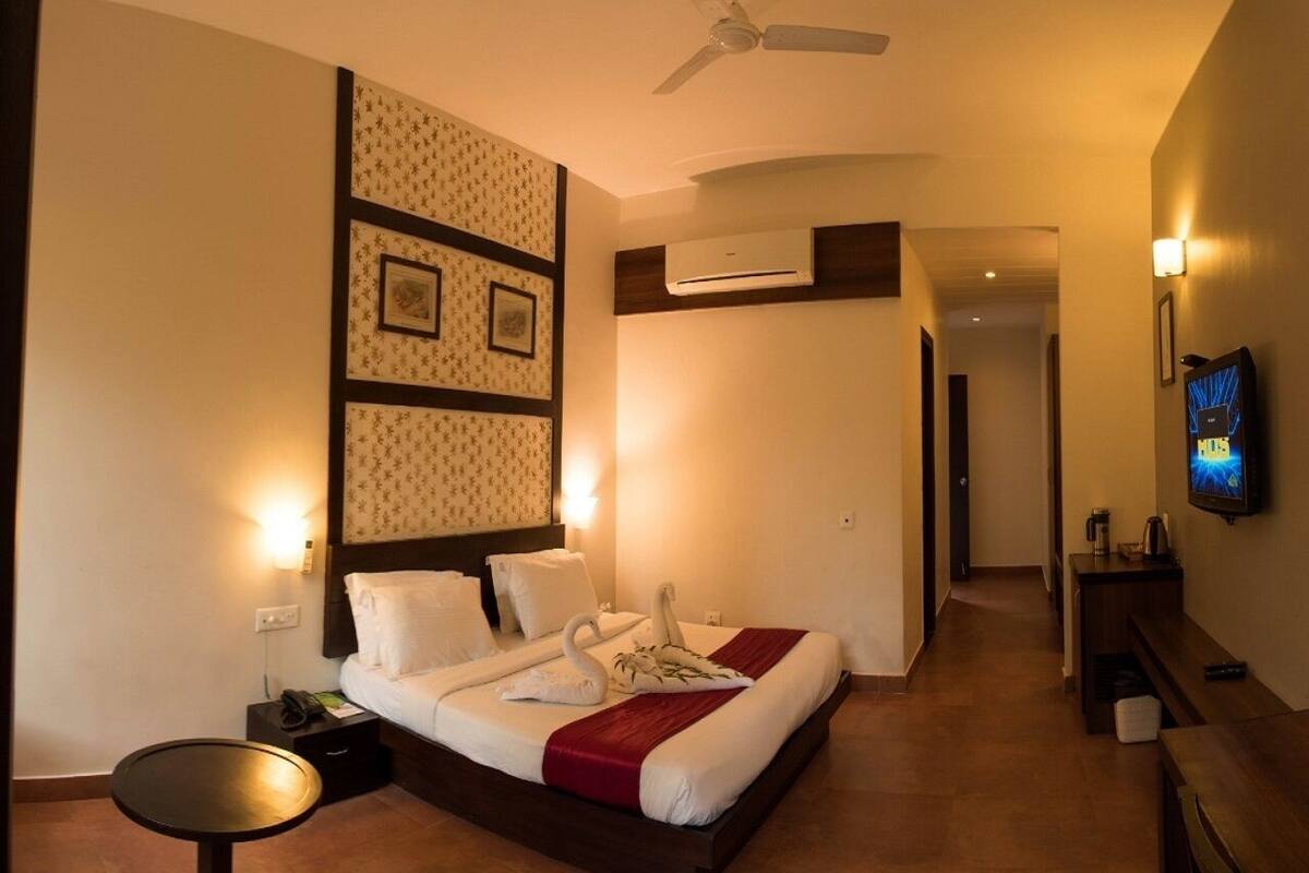 Deluxe Room | In-room safe, blackout curtains, soundproofing, rollaway beds