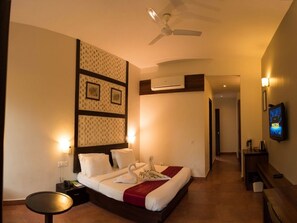 Deluxe Room | In-room safe, blackout drapes, soundproofing, rollaway beds