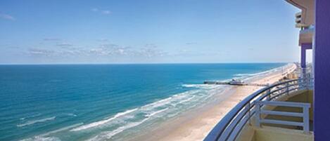 Na praia, espreguiçadeiras, toalhas de praia