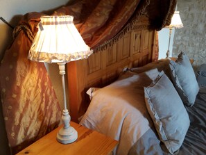 6 bedrooms, iron/ironing board, travel cot, free WiFi - La Ballerie farmhouse & gîte. Heated pool and games barn in walled garden. (Melleran)