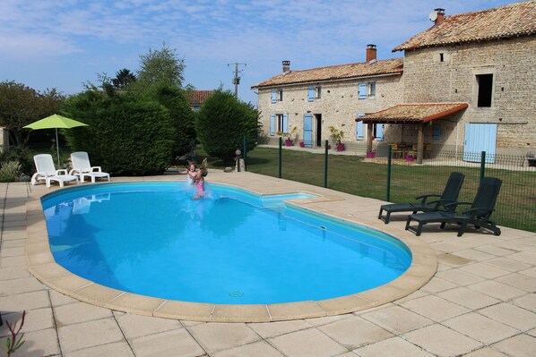 Una piscina al aire libre, una piscina climatizada