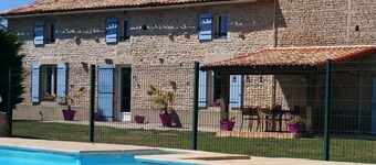 ラバレリーファームハウス&コテージ。 壁に囲まれた庭の温水プールとゲームの納屋。