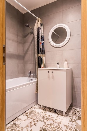 Ensemble douche/baignoire, sèche-cheveux, chaussons