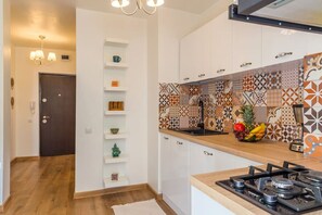 Geladeira, micro-ondas, cooktop, cafeteira/chaleira