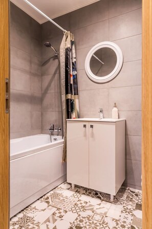 Ducha y bañera combinadas, secador de pelo y zapatillas