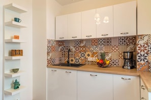 Wasserkocher mit Kaffee-/Teezubehör, Kühlschrank, Mikrowelle, Herdplatte