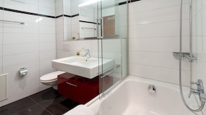 Baignoire, sèche-cheveux, serviettes fournies