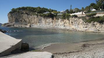 Ligstoelen aan het strand