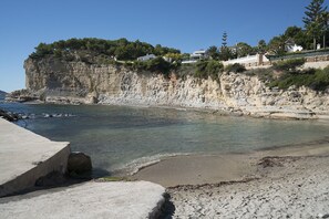 Ligstoelen aan het strand