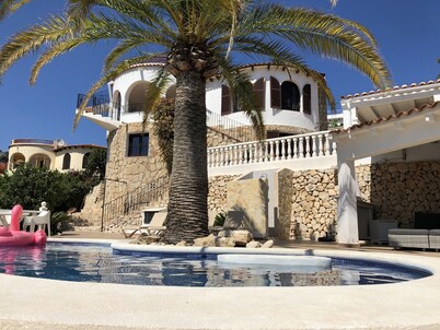 Villa with pool and sea view