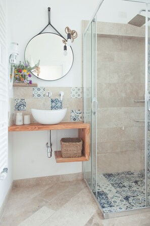 Dusche, Haartrockner, Bidet, Handtücher