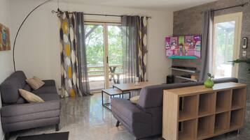 TV connectée, cheminée, lecteur de DVD, baby-foot