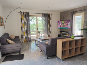 Smart TV, lareira, DVD player, pebolim