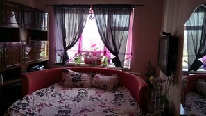 2 Schlafzimmer, Zimmersafe, Schreibtisch, Bügeleisen/Bügelbrett