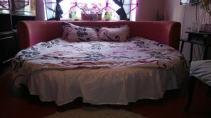 2 bedrooms, in-room safe, desk, iron/ironing board - Comfortable apartment near the International Exhibition Center and  metro. (Київ)