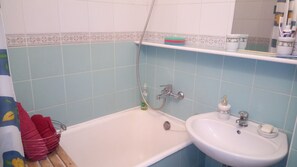 Duschwanne, Haartrockner, Handtücher, Toilettenpapier