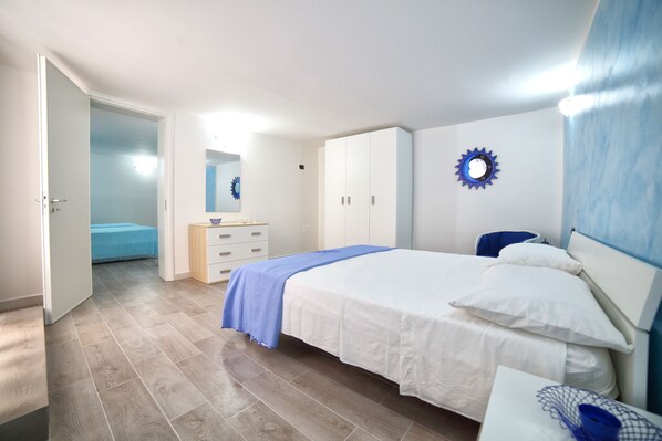 4 bedrooms, iron/ironing board, Internet, bed sheets