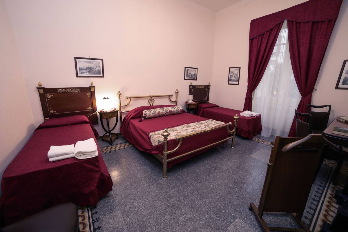 Habitación doble, baño compartido (Cammeo) | Escritorio, cortinas blackout, wifi gratis y ropa de cama
