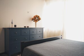 1 habitación, tabla de planchar con plancha, internet y ropa de cama