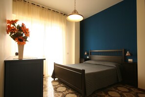 1 habitación, tabla de planchar con plancha, internet y ropa de cama