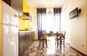 Fridge, microwave, coffee/tea maker, cookware/dishes/utensils - Romantic and cozy two-room apartment - Casetta bedda, The houses of Lulu (Palermo)