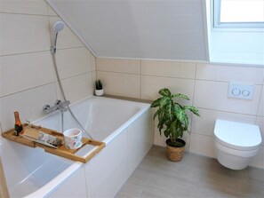Baignoire, sèche-cheveux, serviettes fournies, savon