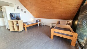 Tabla de planchar con plancha, cuna de viaje, wifi gratis y ropa de cama