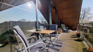 Outdoor dining - In the holiday home Hamburg: Apartment 2 with a covered balcony in a quiet location! (Hamburg)