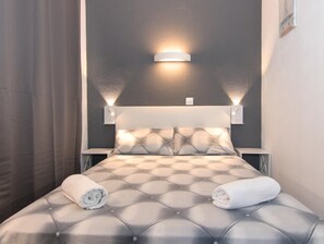 2 bedrooms, iron/ironing board, Internet, bed sheets