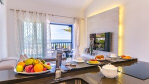 Una cucina moderna con zona pranzo, vista sull'esterno e un'ampia finestra con tende.
