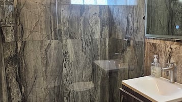 Douche, serviettes fournies, savon, shampoing