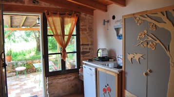 Refrigerador, microondas, parrilla de estufa y cafetera y tetera