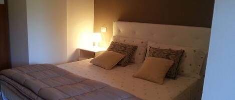 1 slaapkamer, een strijkplank/strijkijzer, gratis wifi, beddengoed