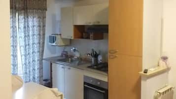Frigorifero, microonde, forno, piano cottura