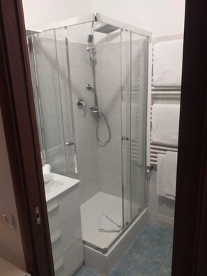 Douche, sèche-cheveux, bidet, serviettes fournies