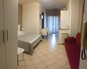 1 chambre, fer et planche à repasser, Wi-Fi gratuit, draps fournis