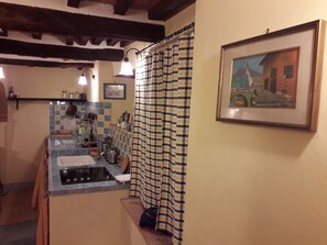 Fridge, stovetop, dishwasher, coffee/tea maker - Il vat - Apartment in the historic center. (Manciano)