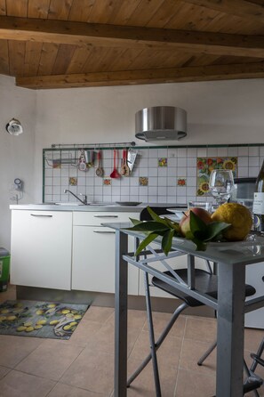 Réfrigérateur, four, plaque de cuisson, cafetière/bouilloire