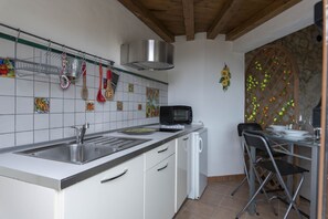 Réfrigérateur, four, plaque de cuisson, cafetière/bouilloire