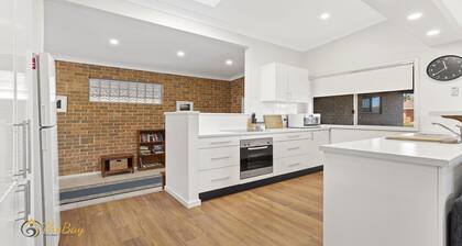 Blue Fish - 41 Boulder Bay Road - Pet Friendly and walk to Fingal Bay Beach