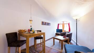 Een televisie, boeken en een stereo