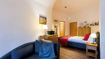 Caja de seguridad en la habitación y tabla de planchar con plancha