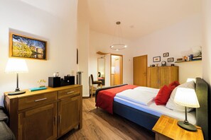 Safe på rommet, strykejern/-brett, wi-fi (inkludert) og sengetøy